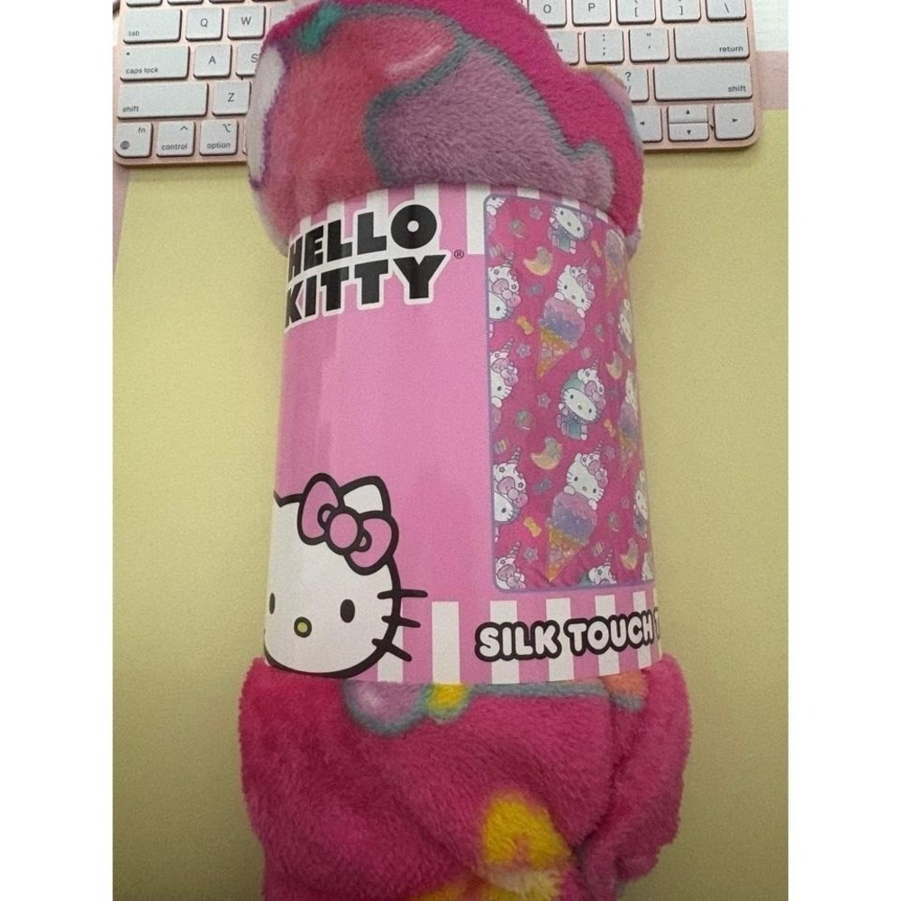 Hello Kitty silk touch throw‎